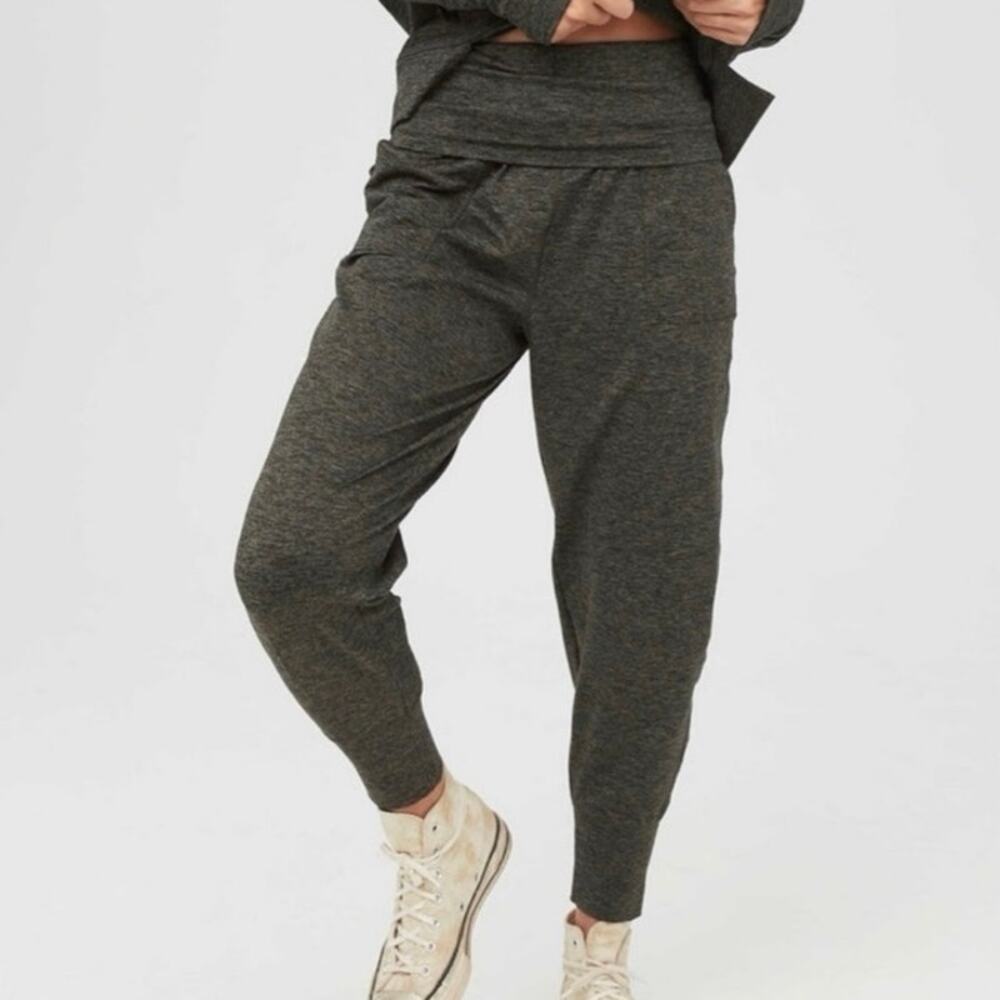 Aerie offline the hugger jogger pants green activewear Athliesure medium